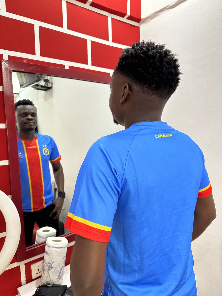 kakese_leon's tweet photo. #RDC Se sentir mieux le week-end avec une bonne coupe de cheveux chez Abb .@SalonAbb 
Suivez mon regard 😉 https://t.co/3lmlbUQiYx