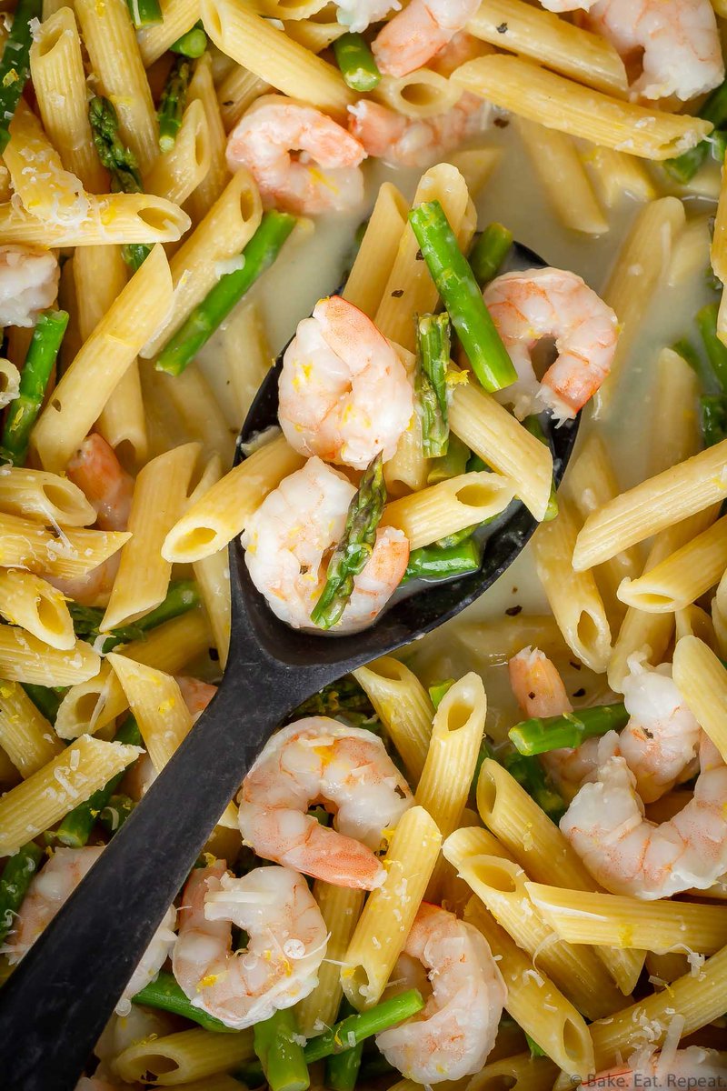 This one pot lemon shrimp pasta is so easy to make, and tastes fantastic - shrimp, asparagus, and pasta covered with a lemon cream sauce! Get the recipe: bake-eat-repeat.com/one-pot-lemon-…