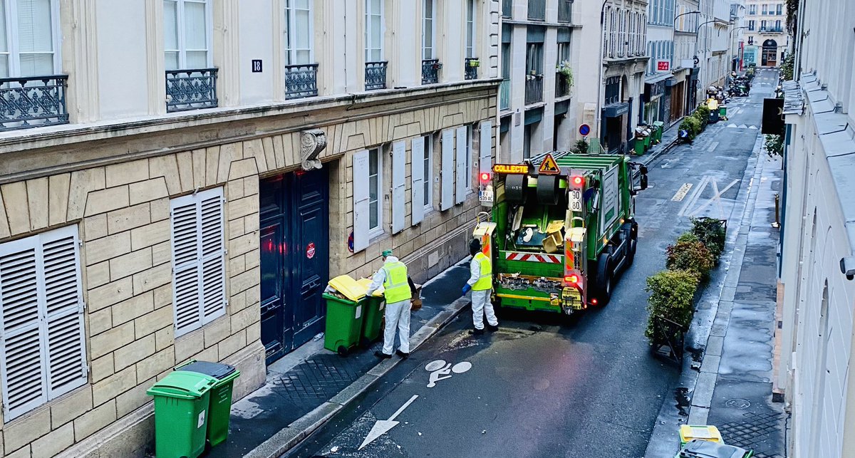 dburkli's tweet photo. La situation s’améliore nettement à #Paris9. Les monceaux de poubelles accumulés depuis trois semaines disparaissent progressivement. Mon message aux habitants et aux commerçants @Mairie9Paris https://t.co/nRqfvrCJdo https://t.co/9olGypv9vQ