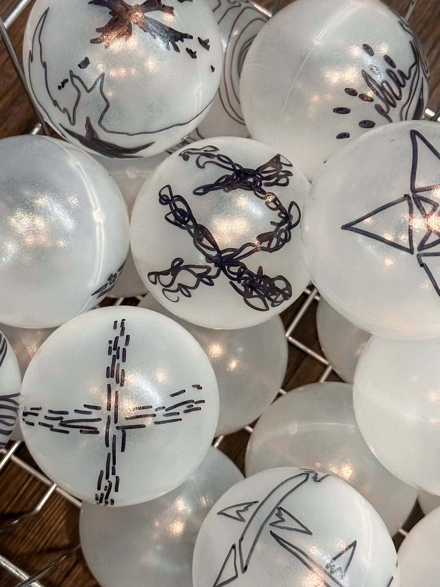 porscheult's tweet image. ตามหา ลูกบอล ที่แจกในงานจากปอร์เช่ค่ะ ส่วนใหญ่เป็นรูปวาดที่มีลายเส้น XX กับสามเหลี่ยม บอลจากหนุ่มผมเทาเสื้อยีนส์ วง TRINITY ใครสนใจส่งต่อdmมาได้นะคะ
#SoundCheck_TH
#TRINITY_TNT #TRINITY