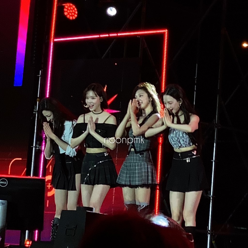 พี่เจล - ไหว้พระ
น้องหนาว - ไหว้ผู้ใหญ่
หนิงหนิง - ไหว้ครู 
พี่น่า - ไหว้ขอหวย