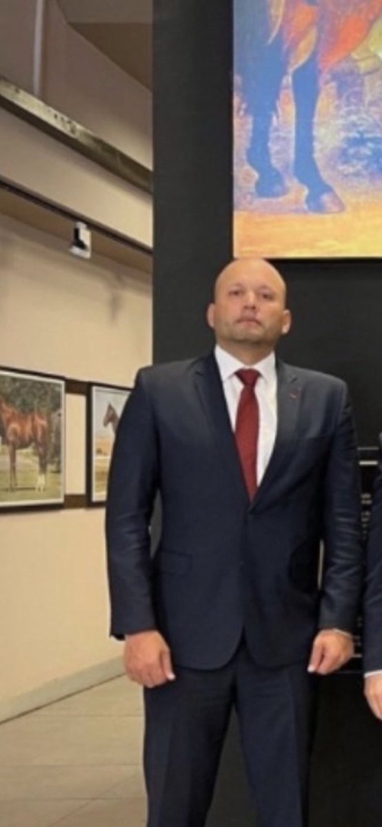 #ReporterosDeCalle 
EL Potrico <a href="/potroalvarez/">El Potro Alvarez</a>  TIENE CIENTOS DE OFICINAS DE APUESTAS A DONDE COBRA MILES DE DÓLARES POR DEJARLAS OPERAR. También tiene grupos de WhatsApp para jugar puestos y NO DECLARA NADA DE ESE DINERO. Pero mete presos a personas inocentes <a href="/NicolasMaduro/">Nicolás Maduro</a>