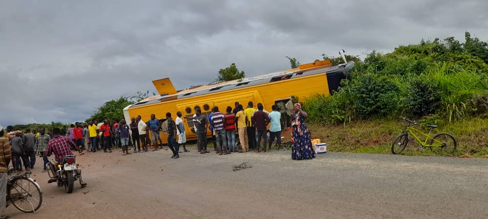 QuantumBuses's tweet photo. #UPDATE ⚠️
BARAKA CLASSIC Higer yapata ajali wilayani Newala..😢
Poleni wahanga wa ajali hii.... ingawa hatujapata taarifa kamili juu ya chanzo Cha ajali za majeruhi. https://t.co/YxofBmy9Gz