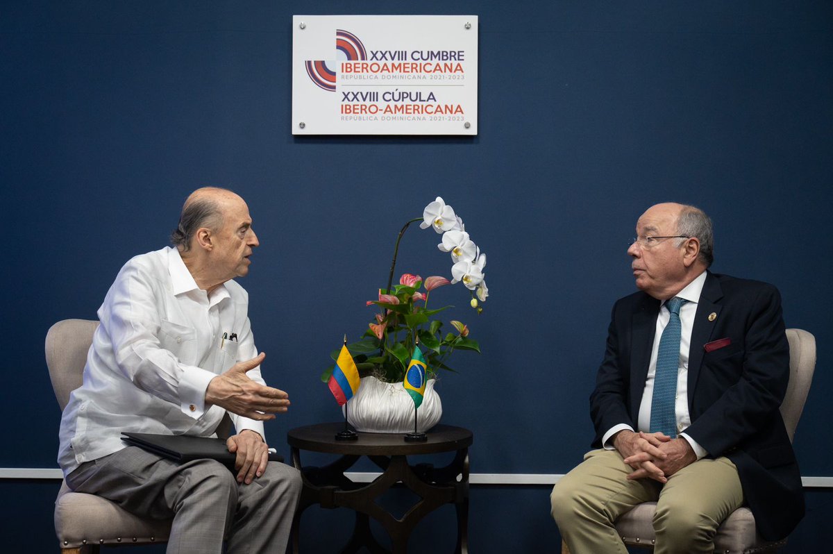 CancilleriaCol's tweet photo. Encuentro bilateral entre canciller @AlvaroLeyva y Mauro Viera, Ministro de Relaciones Exteriores de #Brasil durante @CumbreIberoA https://t.co/A5Vlj1yMxS