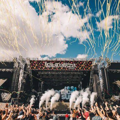 choquei's tweet photo. 🚨BRASIL: Casal leva sofá inflável para o Lollapalooza 2023: “Já passamos dos 30” https://t.co/QRhHFHqGJF