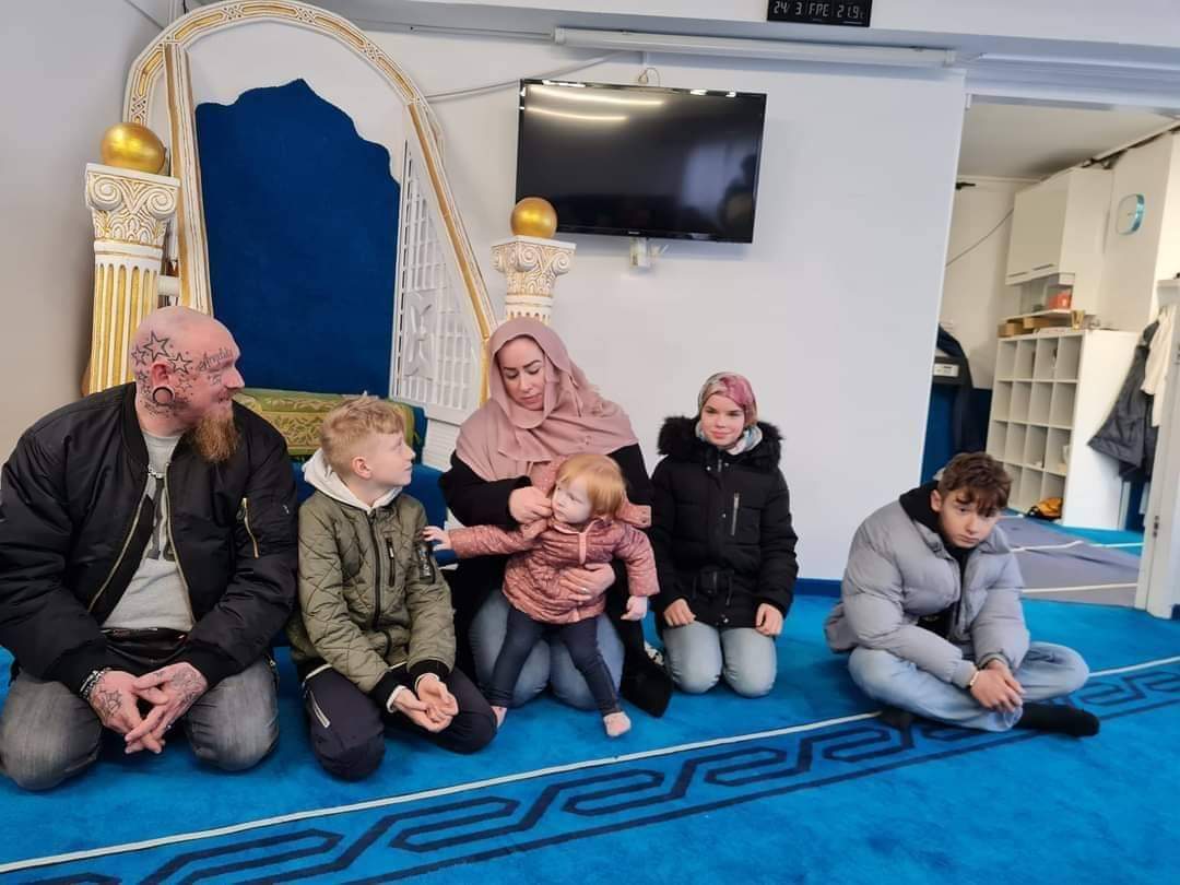 Cool_Ustaz's tweet photo. After the Jumuah prayer yesterday, this German family knocked on the door of the Masjid requesting to enter Islam by reciting the Shahadah, MashaAllah.❤️ https://t.co/jXood7x9HW