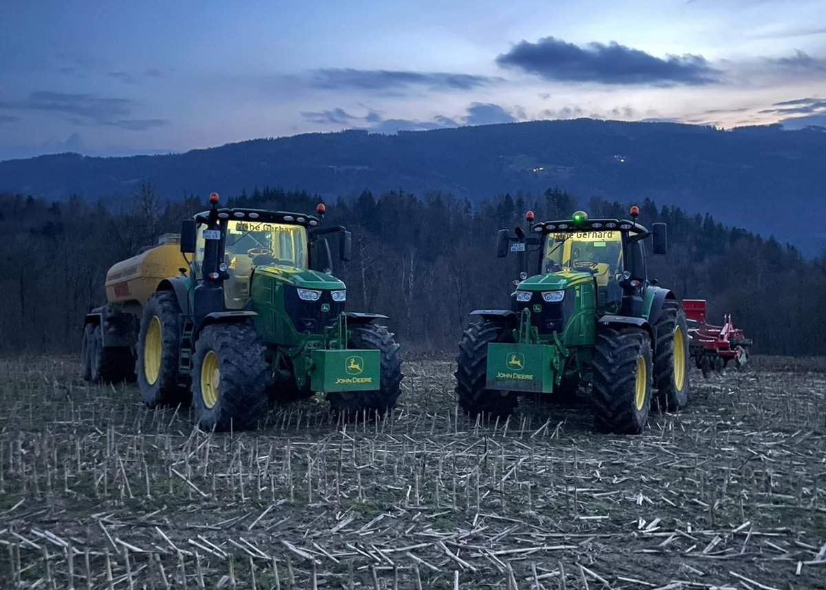 profiMagazin's tweet photo. Das Lohnunternehmen Höhe Gerhard im Einsatz mit zwei #JohnDeere 6250R, einmal mit einem 14m³ #Marchner Fass und einmal mit einer #Kverneland Scheibenegge. https://t.co/bdvDPbBX6J