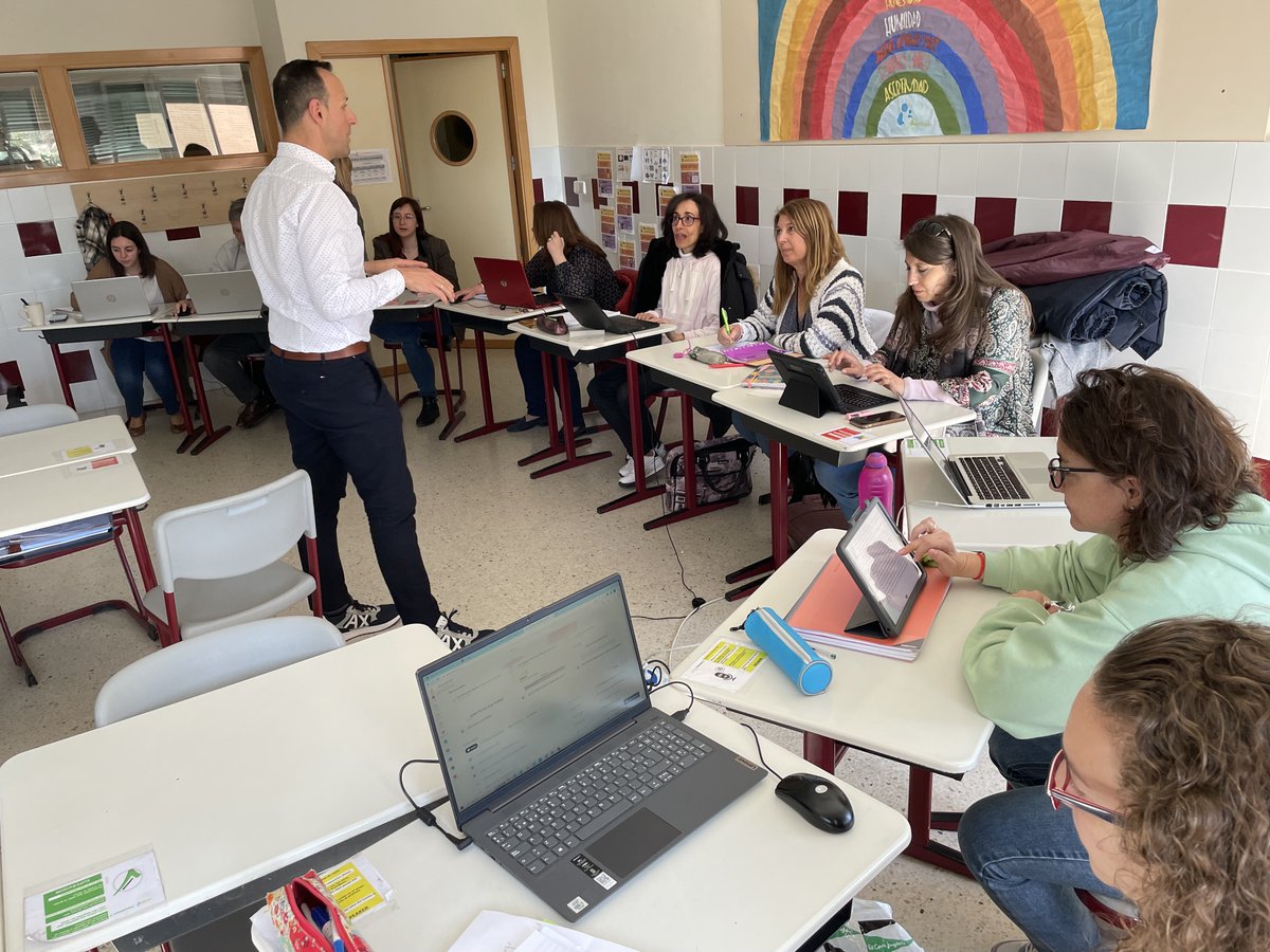 C_Maria_Reina's tweet photo. @Edukanature 
Desde la teoría, llegando a la ejemplificación y la puesta en práctica, el equipo de Secundaria de @salesianas_aravaca ha comenzado a adentrarse en las Situaciones de Aprendizaje y Lomloe.
* SEGUIMOS CRECIENDO JUNTOS * https://t.co/2OMmaRJFMm