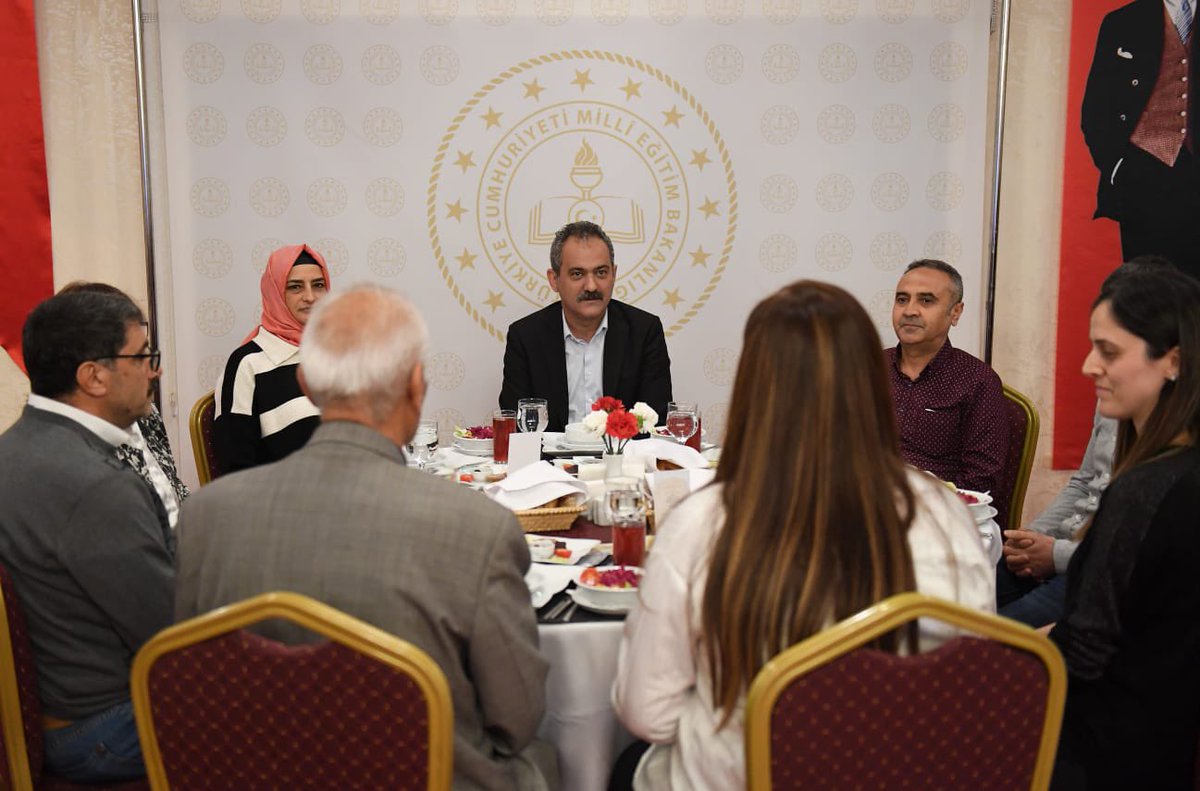 ankegitimkusu's tweet photo. Başkent Öğretmenevinde misafir edilen depremzedelerle 
Milli Eğitim Bakanımız Sayın Mahmut ÖZER iftarda bir araya geldi...

#OAnGeliyor 
#MemleketPartisi 
#SuBurcuYazgıÇoskun https://t.co/tToxXAJ9xg