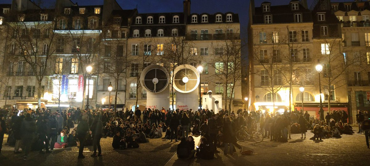 Fgj_IdF's tweet photo. Il se passe des choses à #Châtelet.
#manifsauvage https://t.co/5ZRDQdl0Qm