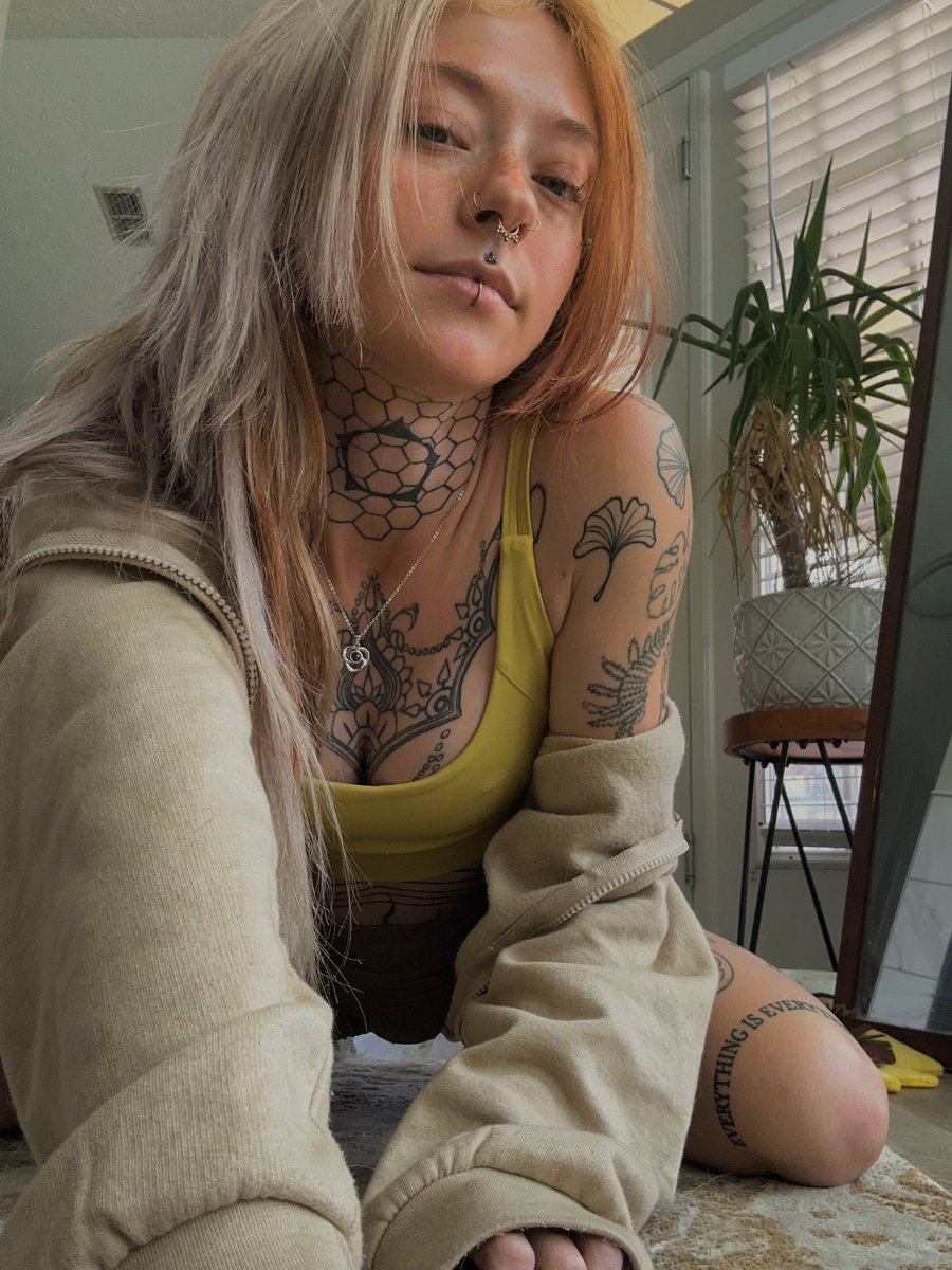 Bambi Sage on Twitter: "RT @BJLovingBambi: the second pic is a POV of me reaching down to grab