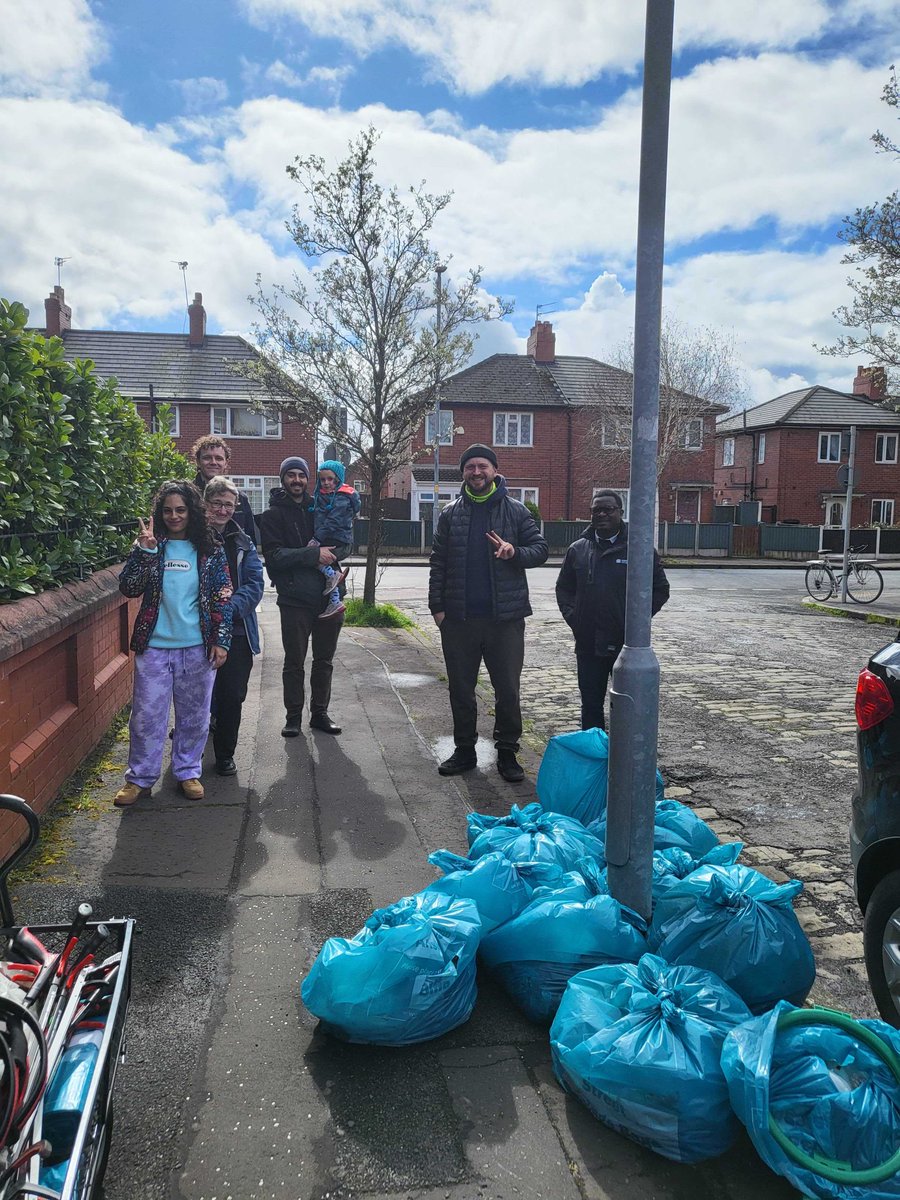 moss_side_eco's tweet image. A fantadtic turn-out of 12 volunteers collected 13 bags of litter in 1 hour as part of our regular monthly litter pick. A great result during the #GreatBritishSpringClean. Many thanks to the members of @MCCWhalleyRange who came along to help.