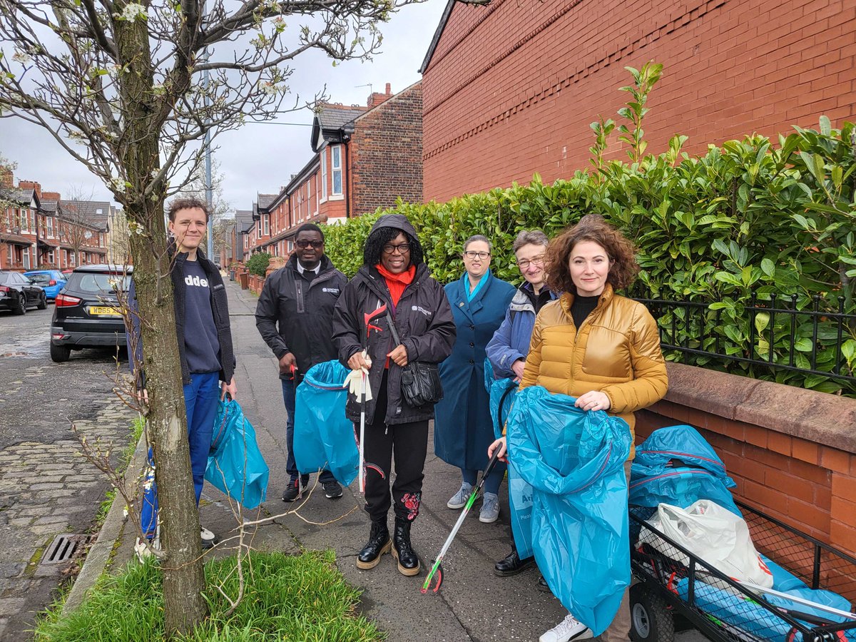 moss_side_eco's tweet image. A fantadtic turn-out of 12 volunteers collected 13 bags of litter in 1 hour as part of our regular monthly litter pick. A great result during the #GreatBritishSpringClean. Many thanks to the members of @MCCWhalleyRange who came along to help.