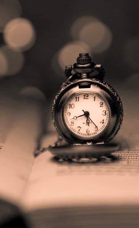 Saate niye dönüyorsun diye sorulmaz,
her dönüş yeni bir zaman için çünkü.