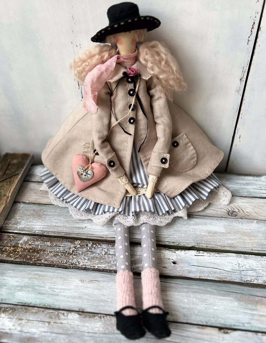 Tilda_Time's tweet photo. Spring Tilda in provence style 👩🏻‍🦳🌸🎀 
#Tildadoll #homedecor #tildatime #sweethome #textiledoll #handmadedoll #girl #interiordecor #vintage #ragdolllove #interiordecor #giftforyourgirl  #countrystyle #tildaangel #provencestyle https://t.co/1IpxTSlSw0
