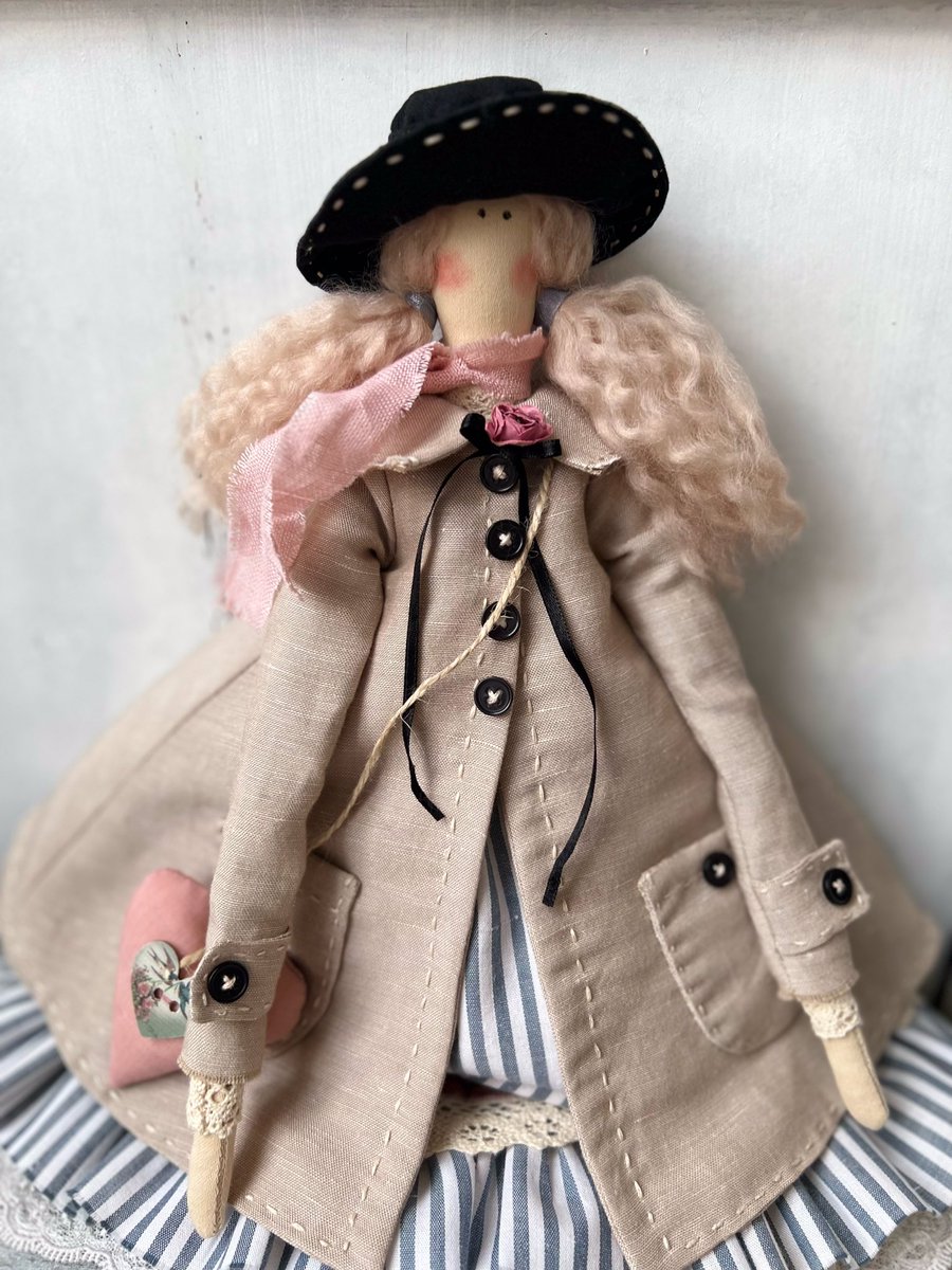 Tilda_Time's tweet photo. Spring Tilda in provence style 👩🏻‍🦳🌸🎀 
#Tildadoll #homedecor #tildatime #sweethome #textiledoll #handmadedoll #girl #interiordecor #vintage #ragdolllove #interiordecor #giftforyourgirl  #countrystyle #tildaangel #provencestyle https://t.co/1IpxTSlSw0