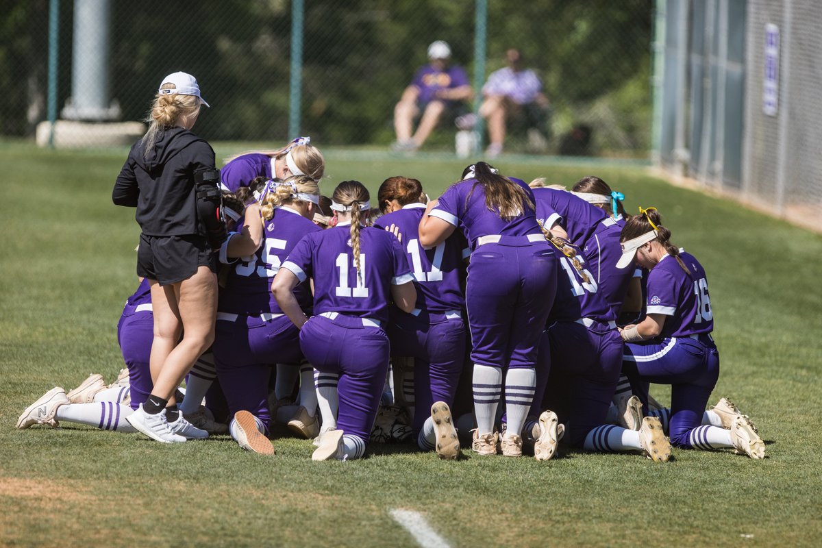 CruSoftball's tweet photo. 🧹🧹🧹

UMHB sweeps ETBU for the first time in program history 😤

#gocru https://t.co/MJm6QVbZ5l