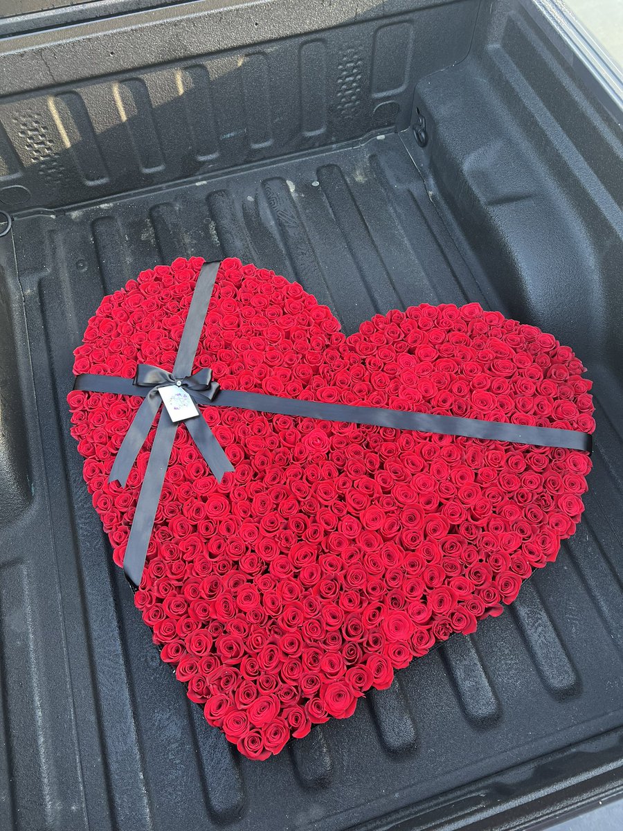 ayalassweetstem's tweet photo. it’s a beautiful day to wake up to 500 roses 😍🥰🥹 ig: @ayalassweetstems https://t.co/w8ogNOSClR