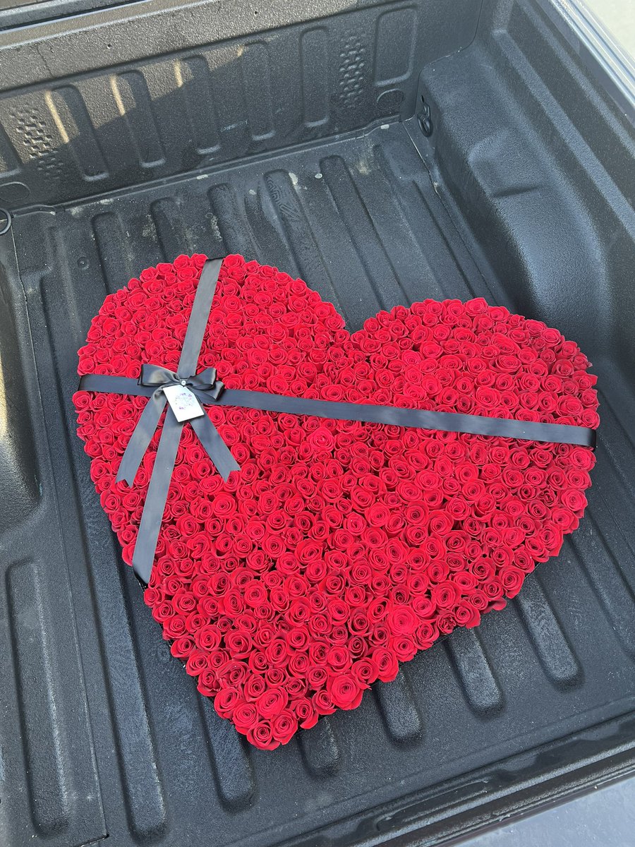 ayalassweetstem's tweet photo. it’s a beautiful day to wake up to 500 roses 😍🥰🥹 ig: @ayalassweetstems https://t.co/w8ogNOSClR