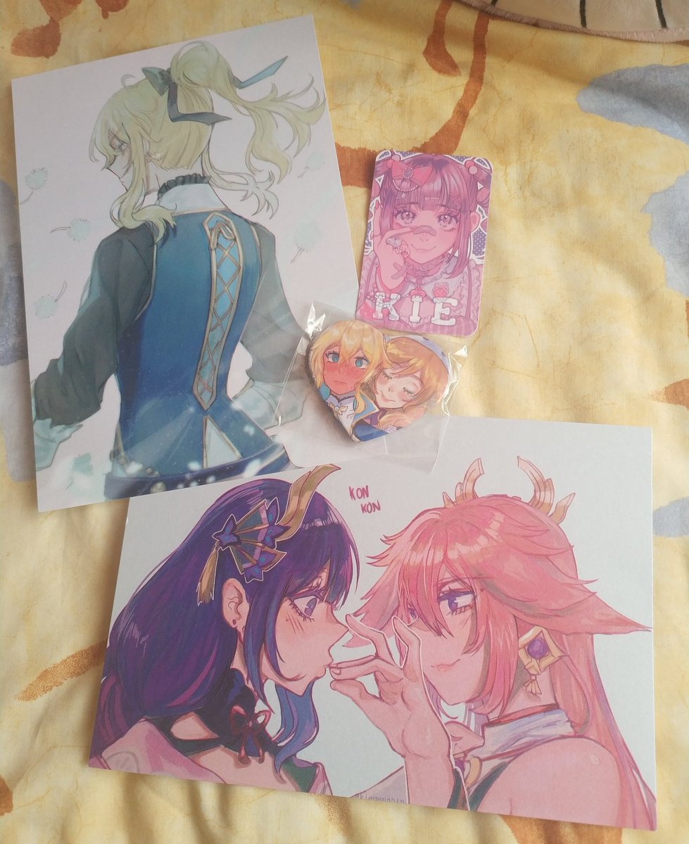 En el stand de @_kiekyun compré esta chapa tan cute de Jeanlisa (en la foto no se aprecia, pero con el reflejo se ven corazones brilli brilli 😍) y estas prints de Eimiko (look que adorables 💗🥹!!) y Jean (look how pretty!!! 🛐) 🥰🥰🥰🥰.