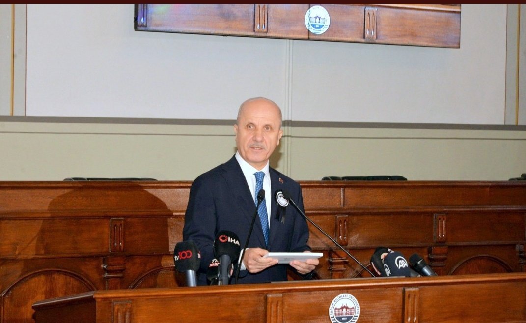 #Universiteyoksaoyyok
Ya işinizi yapıp öğrenciyi mağdur etmeyin ya da o koltuğu liyakat sahibi insanlara bırakın!!