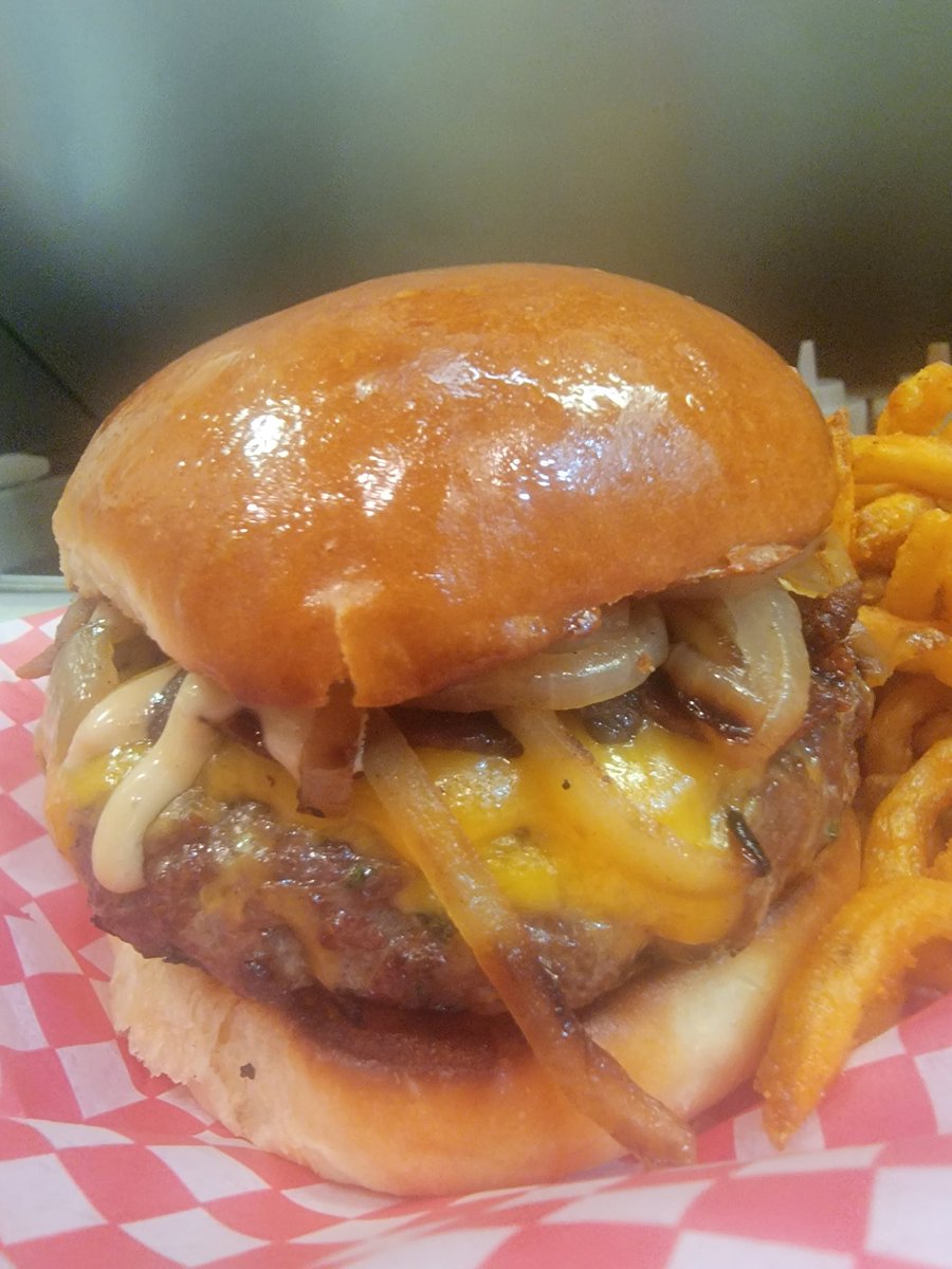 parkerii's tweet image. Sometimes, it&apos;s the simplest thing that makes you smile ! Have a  happy burger day, everyone! #cheflife #localbeef #Montana #Smile