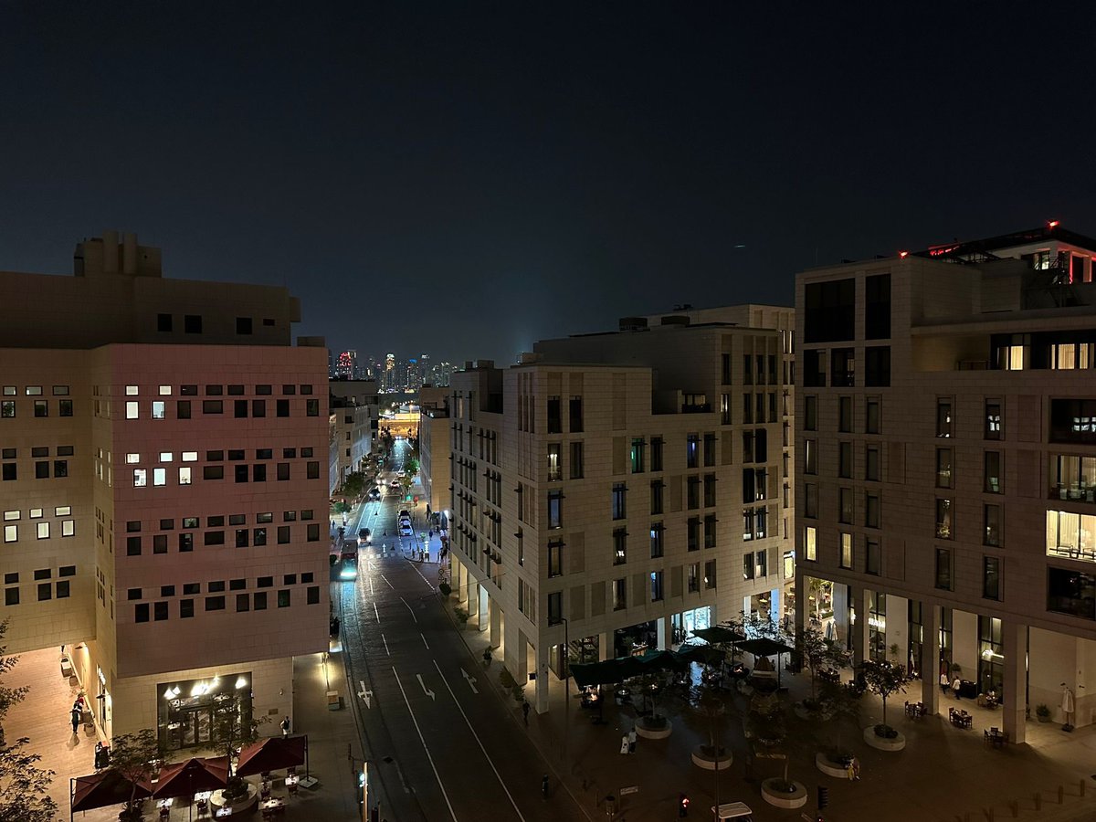 Marsalqatar's tweet photo. #ساعة_الأرض في شارع الكهرباء في مشيرب قلب الدوحة 

#مرسال_قطر | #قطر | #EarthHour https://t.co/0Br4Eb5HXK