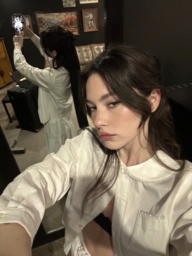dcrkane's tweet photo. gracie abrams your hand in marriage please. https://t.co/qkNqvxkctN