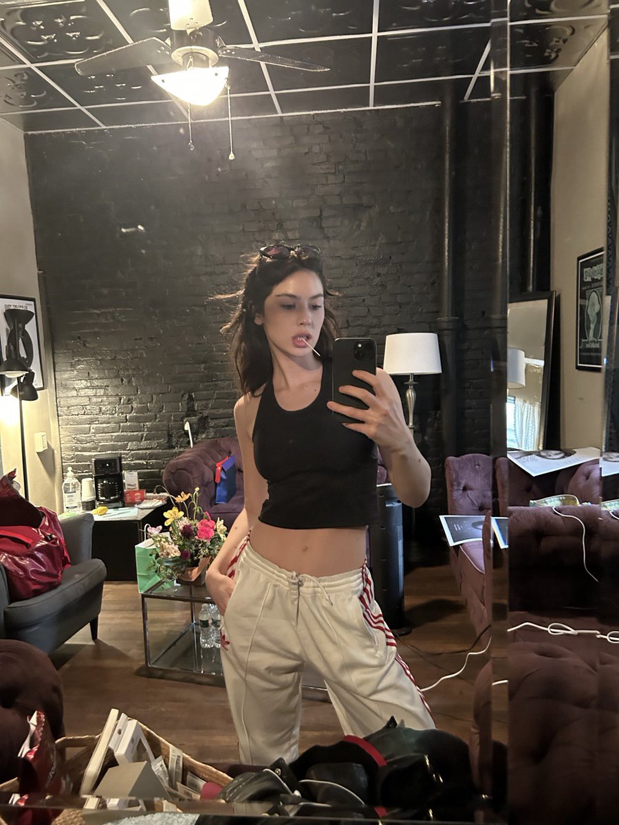 dcrkane's tweet photo. gracie abrams your hand in marriage please. https://t.co/qkNqvxkctN