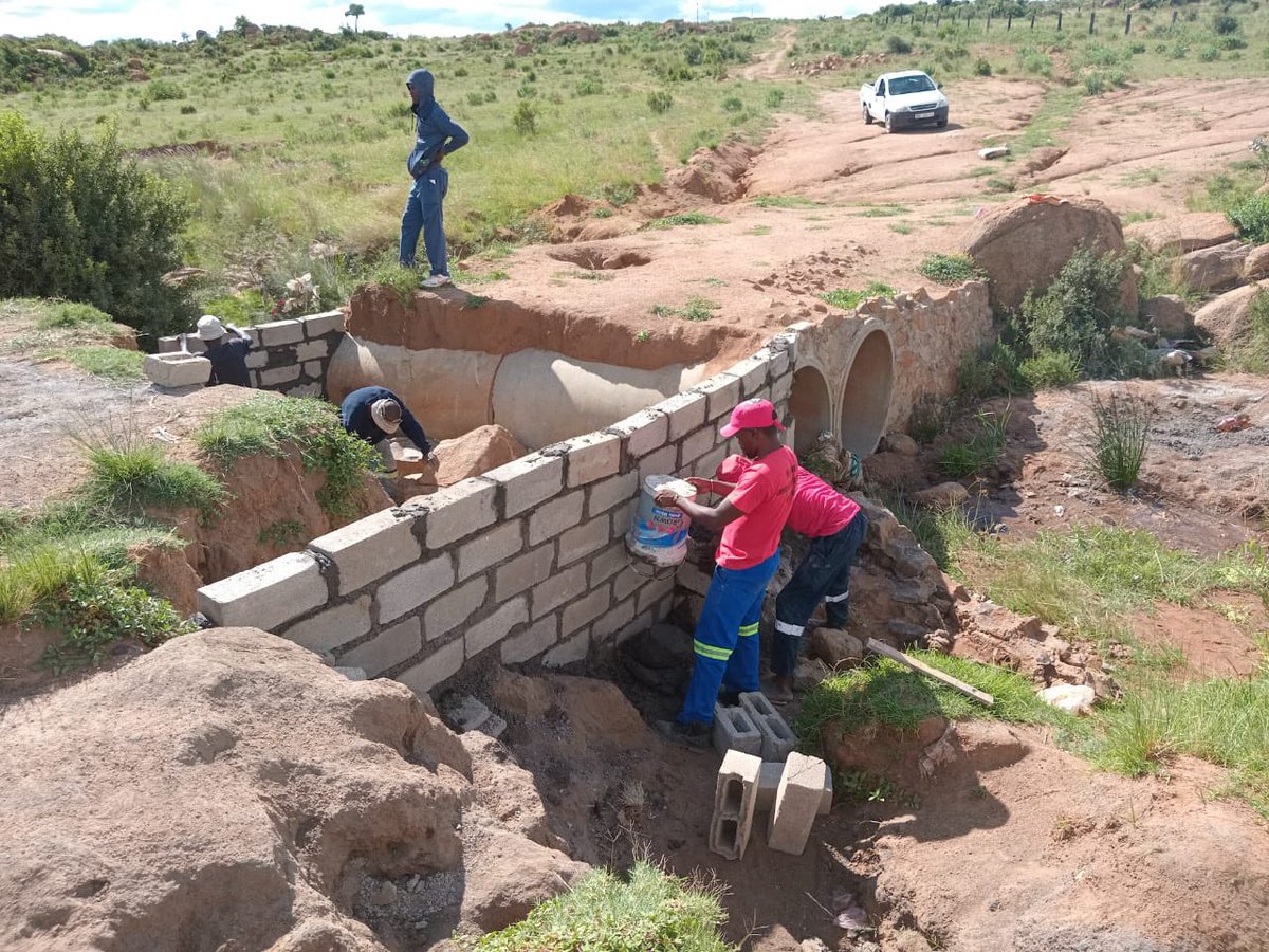 WatuJayP's tweet photo. Safety Hazard! Reasons huge pipes installed because water noted time and again gushing throughout dongas creating fertile ground for a disaster. Demolish poorly built culvert walls and construct lasting proper bridge structures
@OtpLimpopo
#OnPointEngineering
#ChineseWall https://t.co/52AYnGcLYA