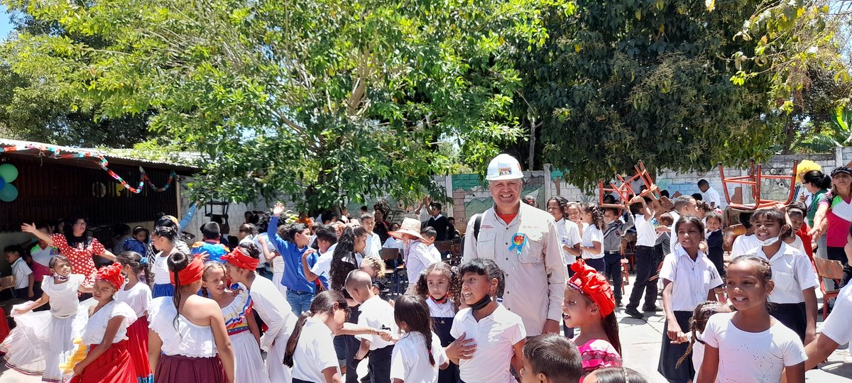 JosBricFUNTBCAC's tweet photo. 24Marzo2023. La Clase Obrera Nacional FUNTTBCCAC invitados especiales SED Carabobo Carabobo junto los docentes, sectoriales, niños, niñas en la conmemoración 64 años Pedro Briceño Méndez sumando propuestas. @NicolasMaduro @dcabellor @psuvtrabajadores @miliciaobrera https://t.co/iNjjjz5myV