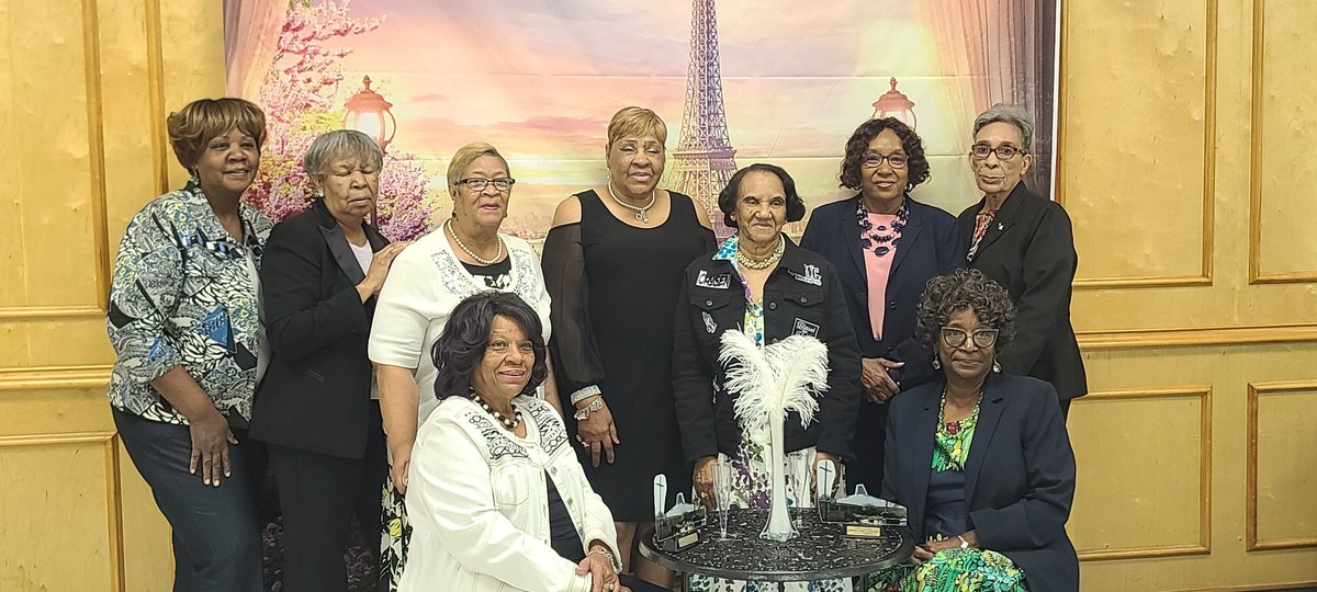 SayitSavoy's tweet image. Flight crew today Dr. Poindexter III, Annie Robertson, and me! Excited for the opportunity to minister at Women&apos;s Day Conference SFX. Congratulations to all the honorees! And shoutout to all my Sorority sisters that showed up! 💗💚 #FLIGHT #packlight #packright