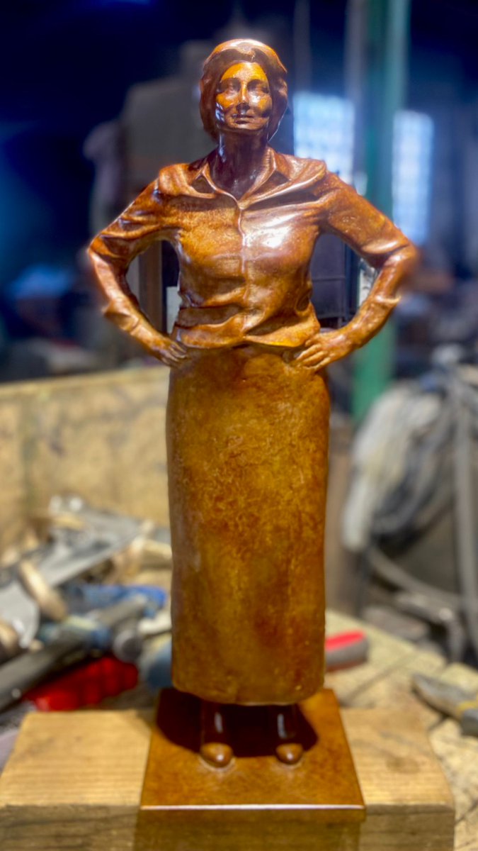monumentofuturo's tweet photo. Os presentamos a la mujer que se subirá próximamente a la peana del Monumento del Futuro frente a los juzgados de Manresa. Mide 10 cm más y tiene una edad avanzada, para rendir homenaje a las mujeres que lucharon en el pasado por derechos que hoy en día tenemos ganados. https://t.co/DWSpRmKKnZ