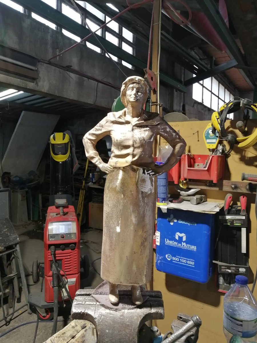 monumentofuturo's tweet photo. Os presentamos a la mujer que se subirá próximamente a la peana del Monumento del Futuro frente a los juzgados de Manresa. Mide 10 cm más y tiene una edad avanzada, para rendir homenaje a las mujeres que lucharon en el pasado por derechos que hoy en día tenemos ganados. https://t.co/DWSpRmKKnZ