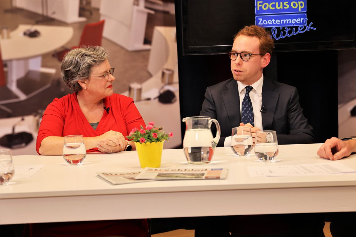 boutsusa's tweet photo. Afgelopen woensdag waren de opnamen van #FocusOpZoetermeer. Ik was de hele avond tafeldame deze keer. Wethouder 
@WimBlansjaar en raadslid @David_Weekenst
 schoven ook aan tafel, om te praten over cultuur, afvalbeleid en het zwembad. Kijk nu online. 
https://t.co/PqGbI0uFCX https://t.co/Hd1bZAlKqs