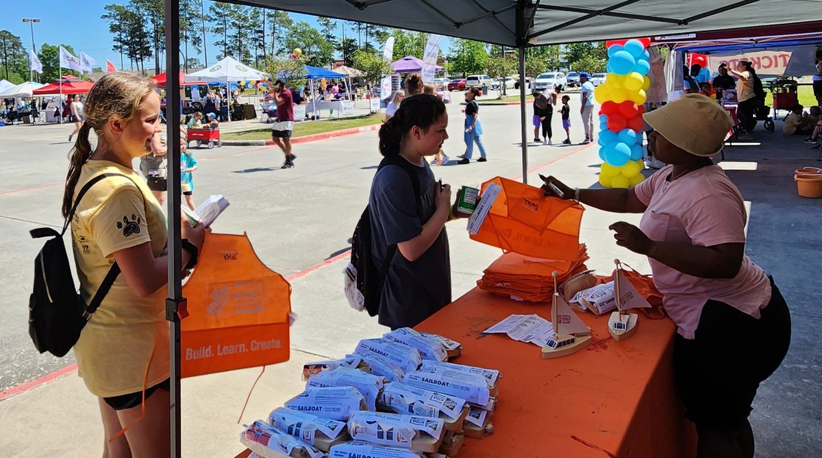 BroadStBrawler1's tweet image. Another great day in the community.  200 kits gone, just like that.. Arva and Gidget, thank you for your time.  It was great meeting our future HDCC holders. #kidsworkshop jarrod_t_farmer@homedepot.com thomas_magee@homedepot.com