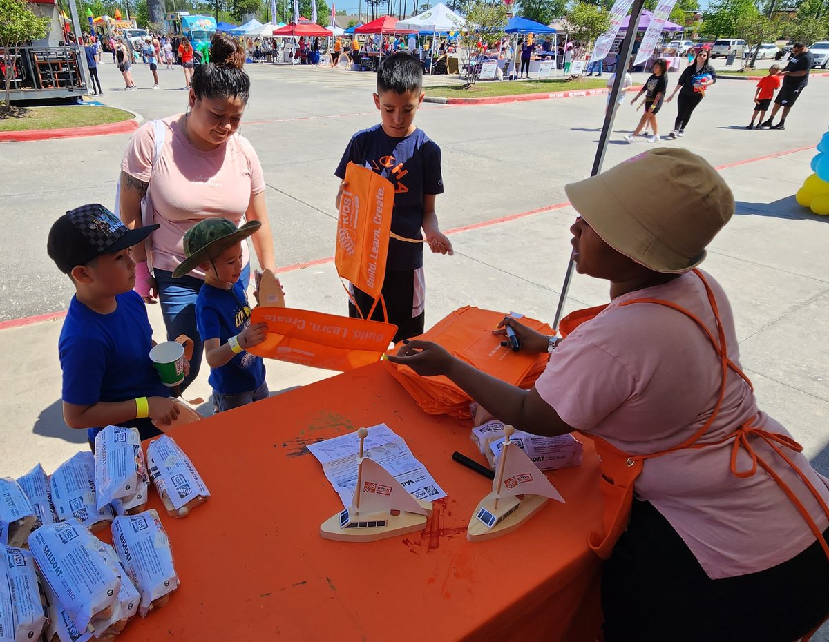 BroadStBrawler1's tweet image. Another great day in the community.  200 kits gone, just like that.. Arva and Gidget, thank you for your time.  It was great meeting our future HDCC holders. #kidsworkshop jarrod_t_farmer@homedepot.com thomas_magee@homedepot.com