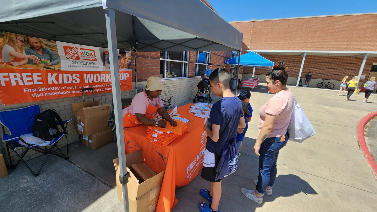 BroadStBrawler1's tweet image. Another great day in the community.  200 kits gone, just like that.. Arva and Gidget, thank you for your time.  It was great meeting our future HDCC holders. #kidsworkshop jarrod_t_farmer@homedepot.com thomas_magee@homedepot.com