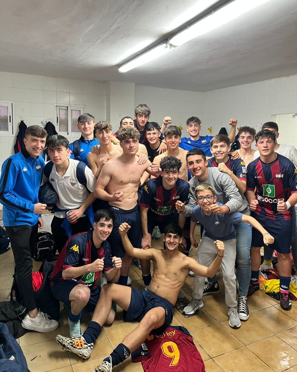 EIGabinete's tweet photo. 🔵🔴CANTERA 🔵🔴
🔝Victoria del juvenil ante el Merida B por 1-4 en el penúltimo partido de la temporada 
⚽ Los goles fueron de Reyes x2 , Rubén y Marcos Marín 
🫱🏻‍🫲🏼 Gran gesto de los jugadores del Merida haciendo pasillo https://t.co/7PEvGoSGa5