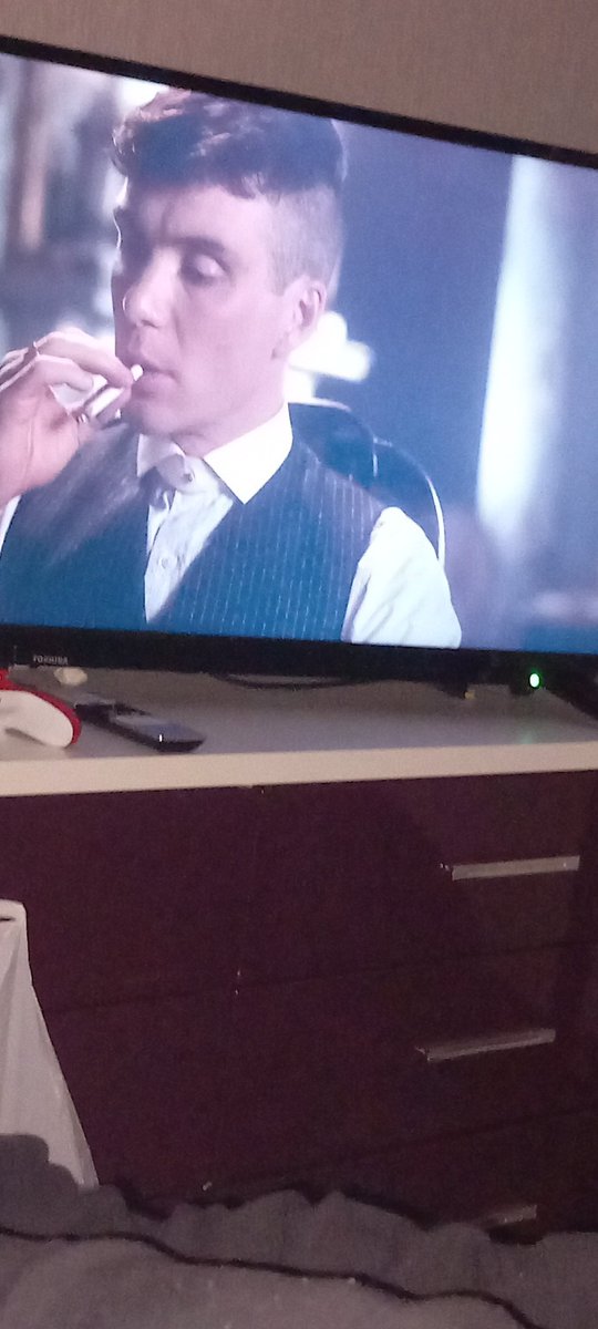 kateohagan30's tweet photo. Chilled Saturday night watching @ThePeakyBlinder #CillianMurphy  #TomHardy ❤️ https://t.co/LsKFWE3WeJ