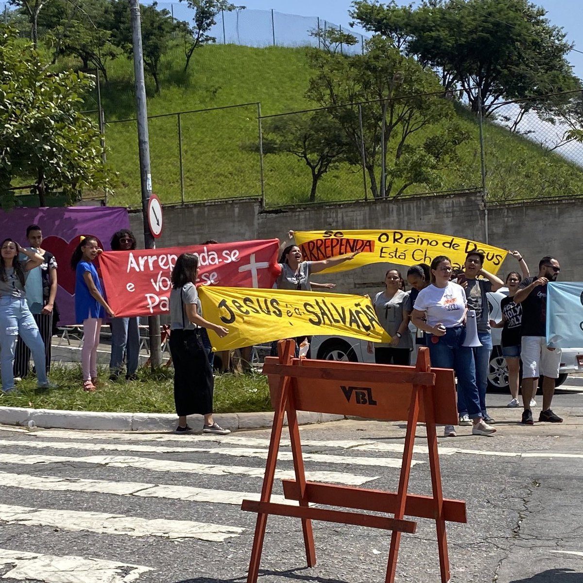 choquei's tweet photo. 🚨BRASIL: Evangélicos levam faixas na frente do Lollapalooza: “Arrependa-se, Jesus está voltando”. https://t.co/Lf6FF855lR