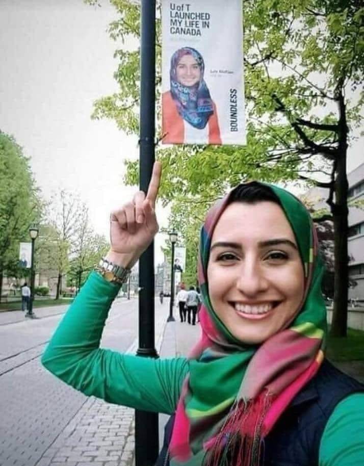 ScreenMix's tweet photo. طبيبة أسنان عراقية سالي نمير التي تم رفع صورها في شوارع كندا مثال للمرأة المتفوقة المتميزة

أكملت دراستها بجامعة تورنتو بتفوق ثم أكملت الدراسات العليا و أصبحت ضمن الكادر التدريسي في ذات الجامعة بالإضافة إلى عملها بعيادتها الخاصة https://t.co/oZqDRtLrfG