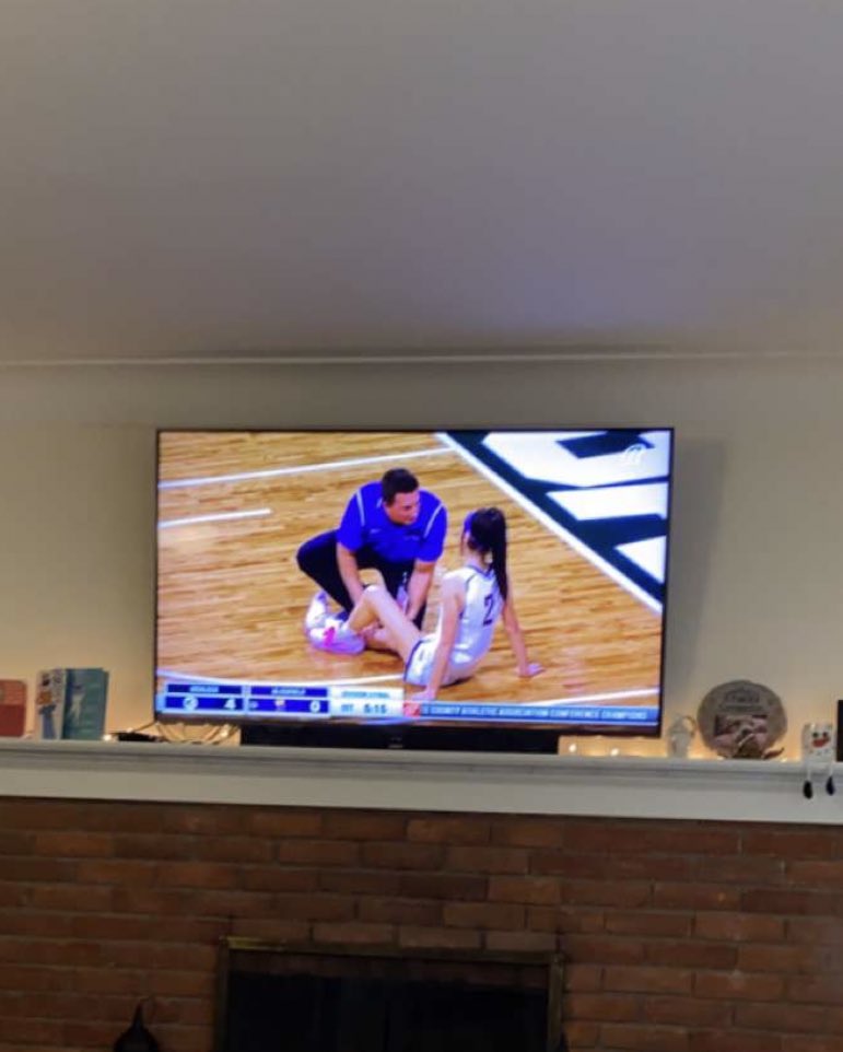 leighwyman2's tweet photo. Went down in the State Finals at the Breslin Center a week from today. Got my MRI results yesterday, I tore my ACL and will be getting surgery sometime soon. Praying for a fast recovery, can't wait to be back on the court 💜💜 https://t.co/99STFbogt5