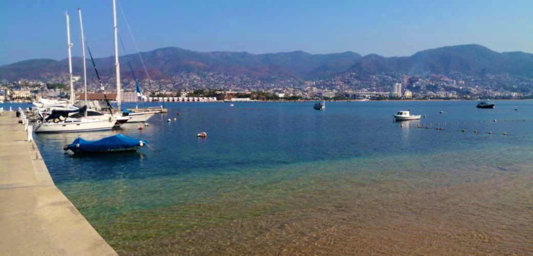 Que calor 🥵  vámonos a  la playa por un chapuzón 👙 #AuxilioMeDerrito Bienvenidos a todos los visitantes a este puerto de #Acapulco 😍#FelizSabado #FindeSemana