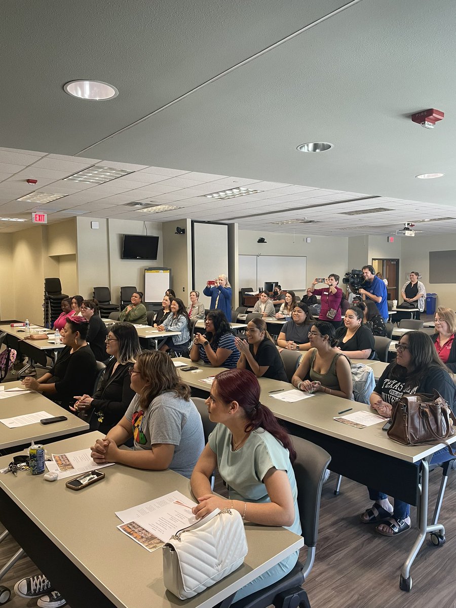FrancSolisSATX's tweet photo. Wonderful program at San Antonio College this week, Women in History, sponsored by the amazing staff of the SAC Empowerment Center. Our guest speaker, @DeborahKnappTV5, participated in recognizing our scholarship recipients. https://t.co/c32PWdinnP