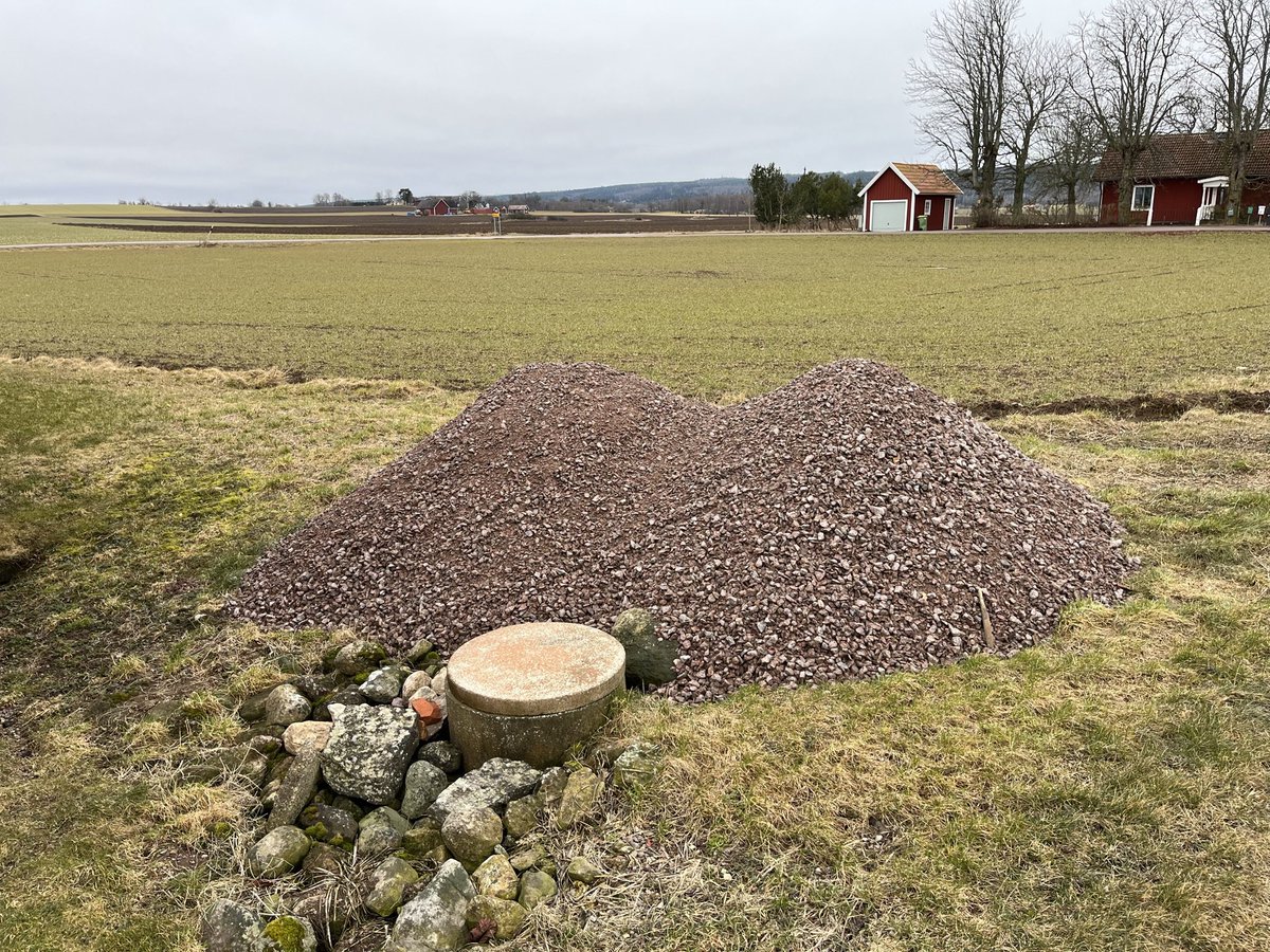 sir_sirus's tweet photo. Grushög och bra ljudbok från @OAJonsson. Tackar högre makter att leran tillhör Östgötaslätten och inte Bakhmut. ✌️ https://t.co/Dhj1lz1lze