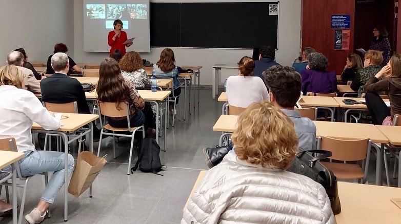 Rius_i_Taulet's tweet photo. Molt contentes de participar en el III Congreso de Educación de Personas Adultas a Alacant. Una acollida espectacular, intercanvi de bones pràctiques i reflexions per repensar la nostra pràctica docent. Nosaltres hem parlat de la nostra comunitat d’aprenentarge amb la comunicació https://t.co/M50b6xXr25