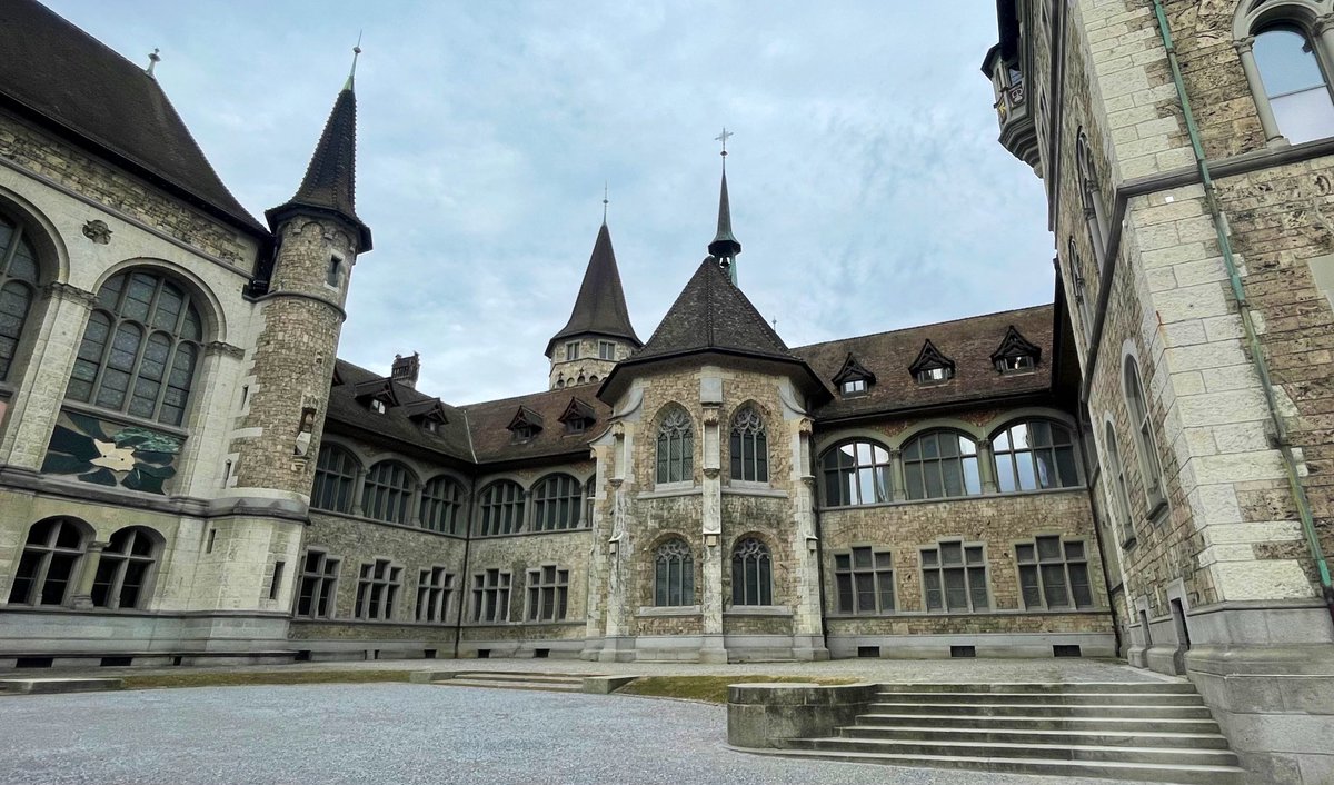 1人チューリッヒ🇨🇭すごく楽しかった🥺

のんびーり、
自分のペースで！

雨が多くてあまり見回れなかったけど、
それでも大満足！

逆に雨だったからか、
人が少なくて最高😂 https://t.co/32zfbAczEH