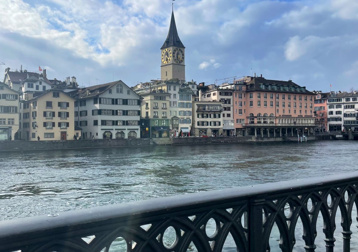 1人チューリッヒ🇨🇭すごく楽しかった🥺

のんびーり、
自分のペースで！

雨が多くてあまり見回れなかったけど、
それでも大満足！

逆に雨だったからか、
人が少なくて最高😂 https://t.co/32zfbAczEH