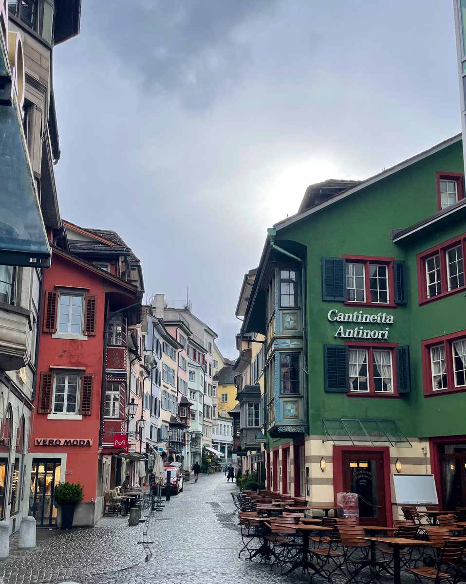 1人チューリッヒ🇨🇭すごく楽しかった🥺

のんびーり、
自分のペースで！

雨が多くてあまり見回れなかったけど、
それでも大満足！

逆に雨だったからか、
人が少なくて最高😂 https://t.co/32zfbAczEH